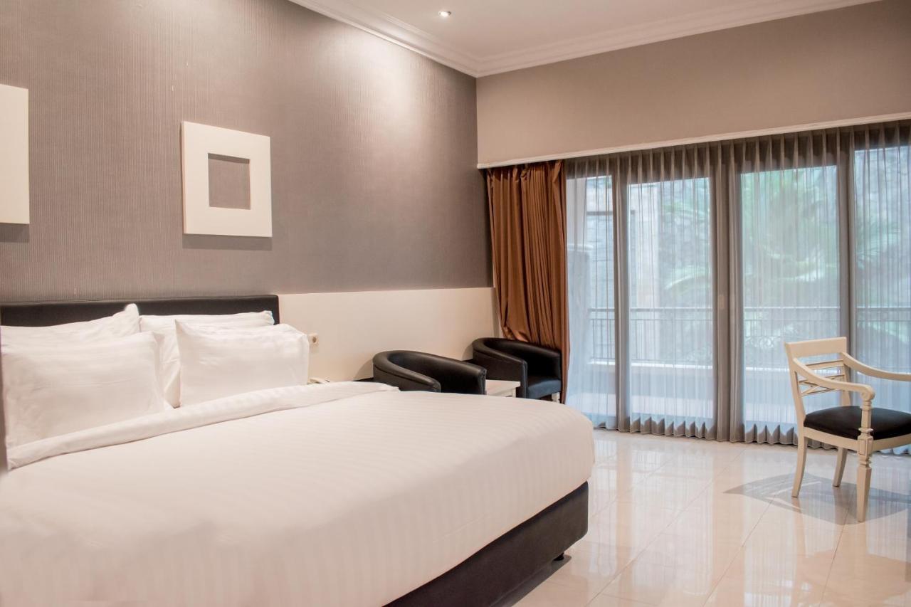 Luminor Hotel Jember By Wh Exterior foto